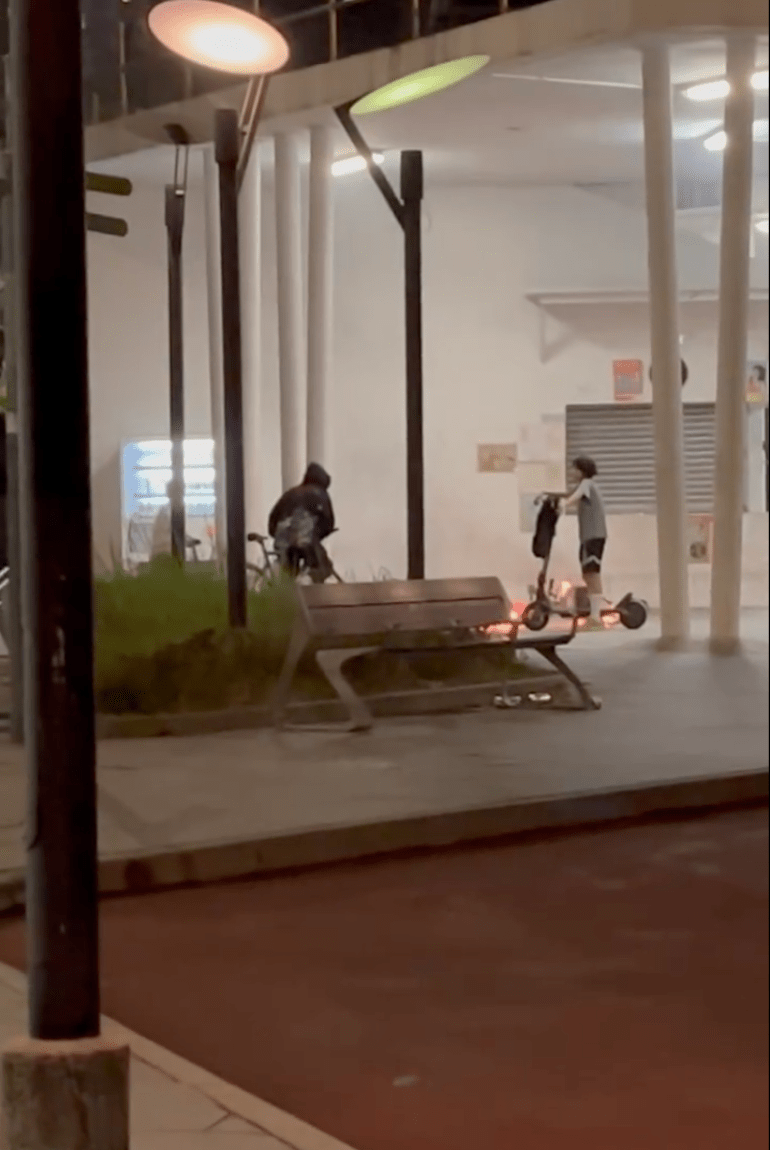 從網上影片可見，單車燃燒時有至少3名青少年在旁，火勢一度猛烈，火光熊熊照亮周邊街道。警方正追緝有關人士下落。THREADS@hihihihihiiiihiihhiiiii