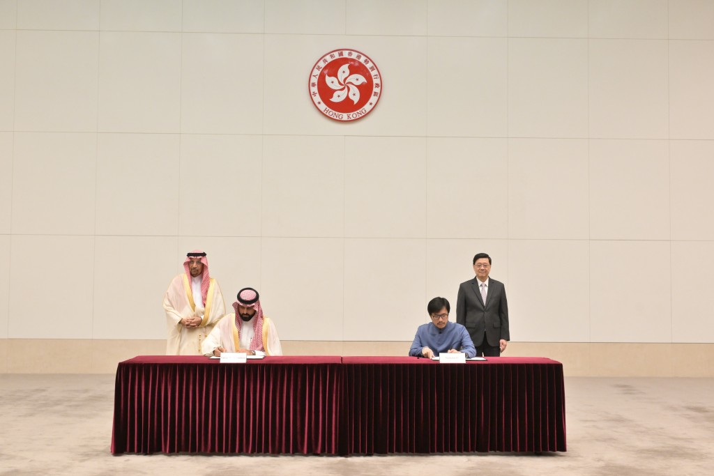 行政長官李家超（後排右）和沙特阿拉伯投資大臣Khalid Al-Falih（後排左）見證「一帶一路」專員何力治（前排右）和沙特阿拉伯投資部服務業助理副部長Fahad M. Alhashem（前排左）簽署備忘錄。