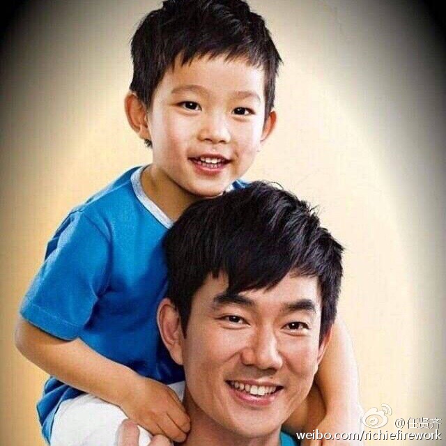 任賢齊在社交網分享父子溫馨合照，賀兒子8歲生日。