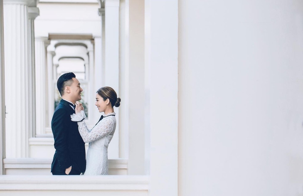 黄智雯于IG晒出婚照，老公只露出侧面，非常低调。