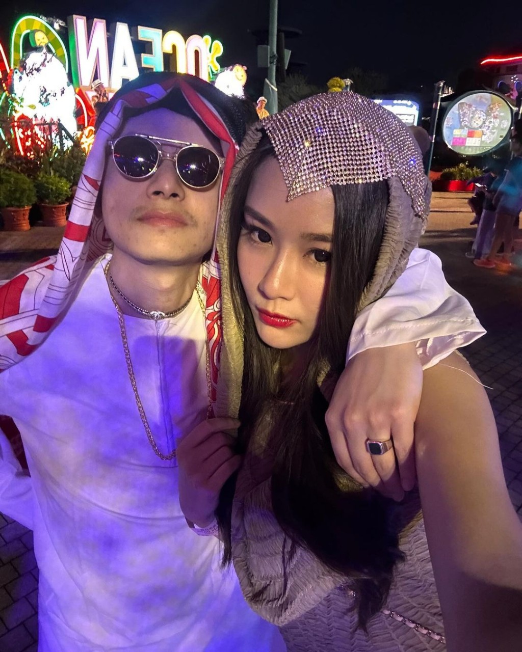 照片中可以看到陳詩欣披着一頭微卷長髮,穿上一條土黃色的連帽開衩長裙,而陳爾正則穿上一身白色長袍,戴着紅白頭巾及黑色墨鏡,二人看起來十分合襯。 照片中可以看到陳詩欣披着一頭微卷長髮,穿上一條土黃色的連帽開衩長裙,而陳爾正則穿上一身白色長袍,戴着紅白頭巾及黑色墨鏡,二人看起來十分合襯。