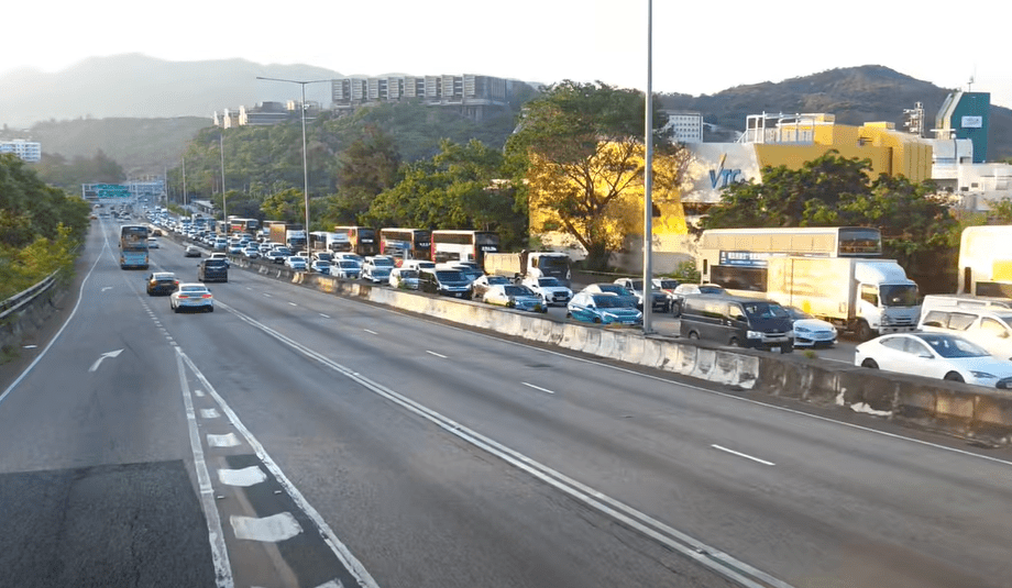 意外發生後，屯門公路往九龍方向交通一度擠塞，出現長長車龍。網上圖片