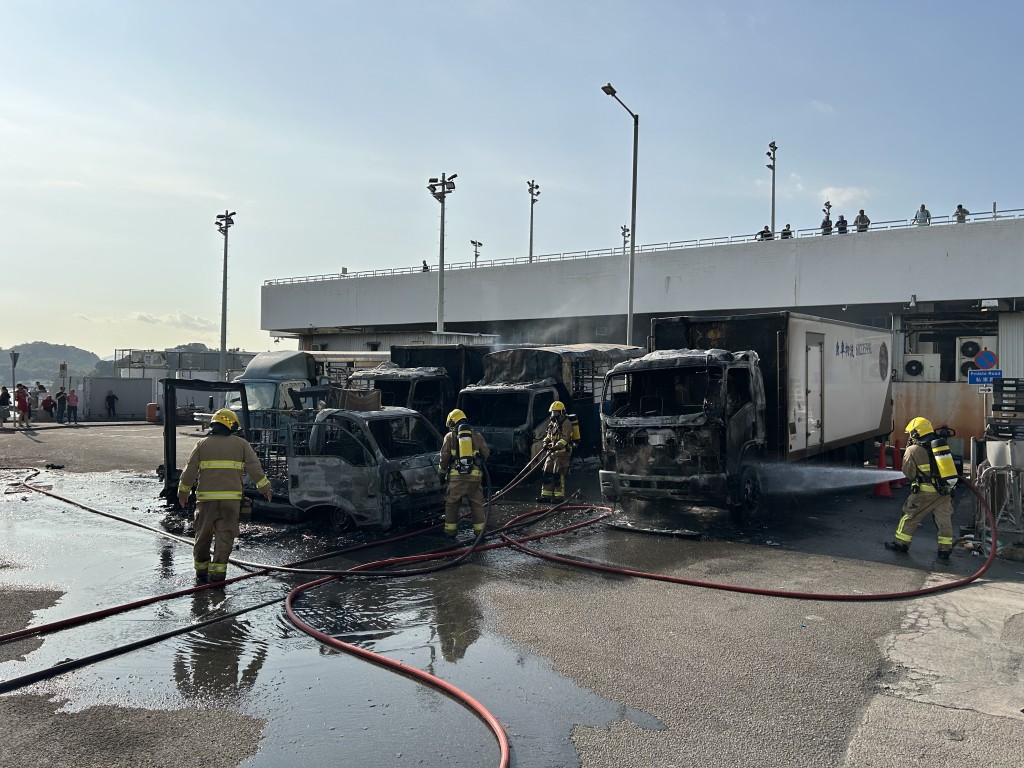 長沙灣魚類批發市場有多車起火。曾志恒攝 長沙灣魚類批發市場有多車起火。曾志恒攝
