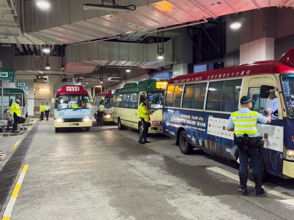 警方於觀塘向60名公共服務車輛司機進行酒精呼氣測試。警方提供 警方於觀塘向60名公共服務車輛司機進行酒精呼氣測試。警方提供
