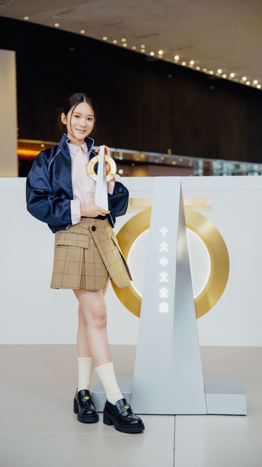 早陣子雲浩影奪《十大中文金曲頒獎典禮》「優秀流行歌手大獎 」。