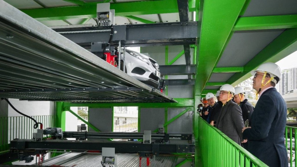 林世雄早前視察位於深水埗通州街的自動泊車系統。(林世雄網誌相片)
