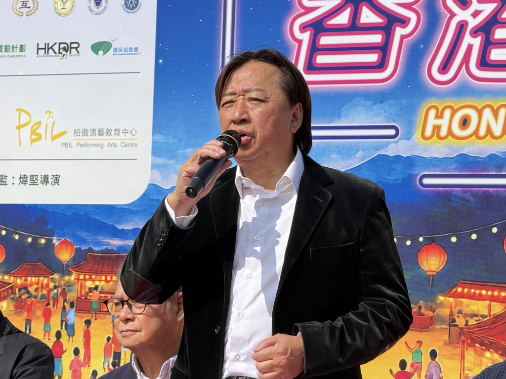 鄭倫光表示，許願節花車以「光明與希望」為主題，車上有發光許願樹、吉祥彩馬、香港地標建築裝飾。