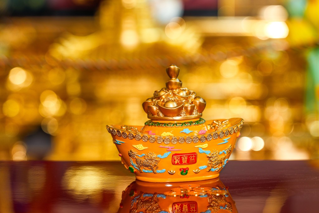 今年的招財神器「聚寶盆」上雕刻「五路財神」打通五路財富。