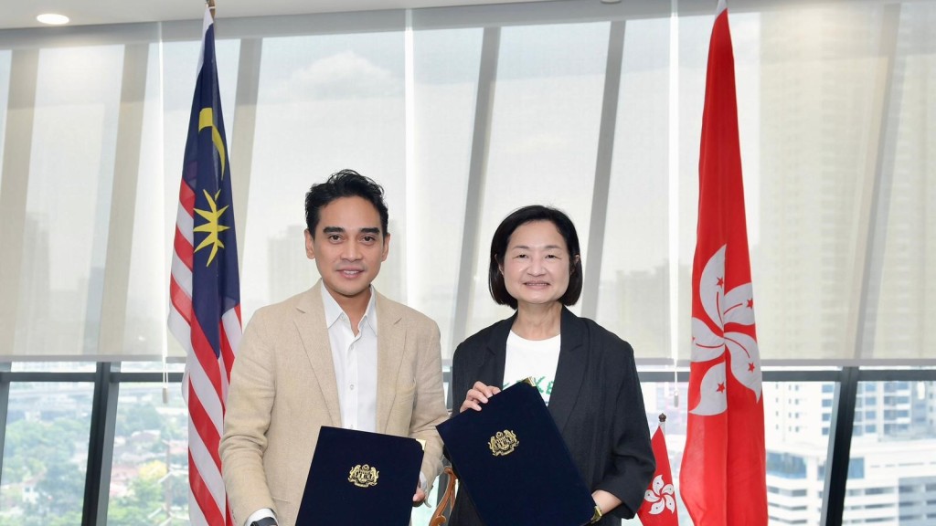 廣播處長關婉儀（右）與馬來西亞廣播電視台總監阿士瓦依斯邁（左）簽署合作備忘錄。港台圖片