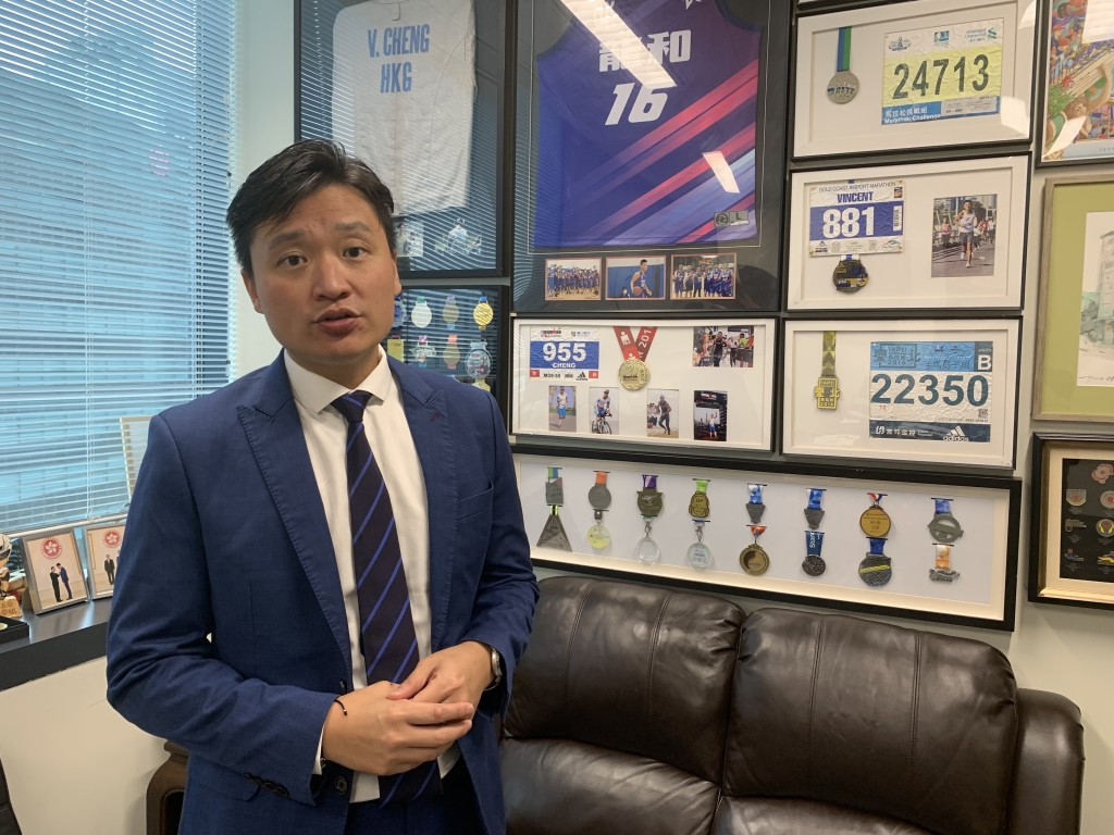 鄭泳舜認為，政府可考慮在臨時用地提供氣膜球場，紓緩隊際運動場地短缺問題。 