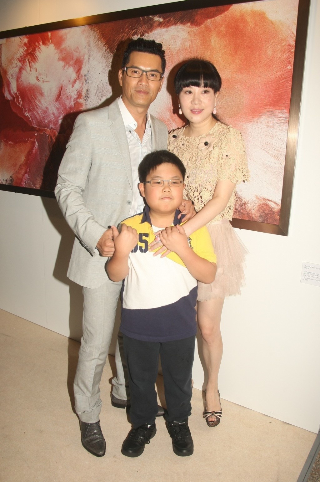 吕良伟与杨小娟昔日经常带儿子出席公开活动。