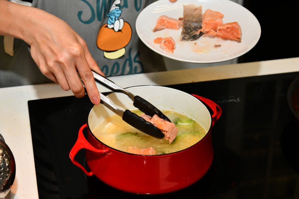 Step 8：下三文魚肉，以鹽和白胡椒粉調味，即成。 Add the salmon meat, season with salt and white pepper powder. Serve.