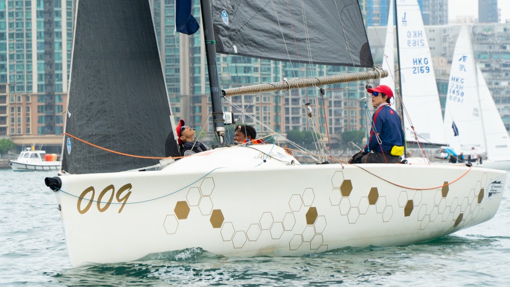 2014 年仁川亞運銅牌得主湯潔芳（最右），其坐陣的「鳳凰號」在 Sportsboat 級別奪得第二名。公關圖片