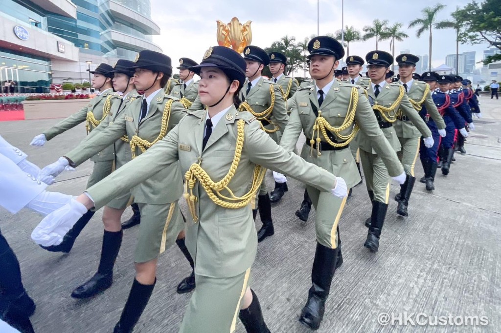 政府於灣仔金紫荊廣場舉行升旗禮，香港海關與其他紀律部隊組成儀仗隊隊伍，在莊嚴的國歌下以中式步操昂首闊步進場。香港海關FB