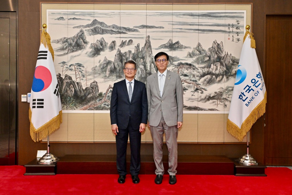 陳茂波(左)韓國銀行行長李昌鏞(右)會面。政府新聞處 陳茂波(左)韓國銀行行長李昌鏞(右)會面。政府新聞處