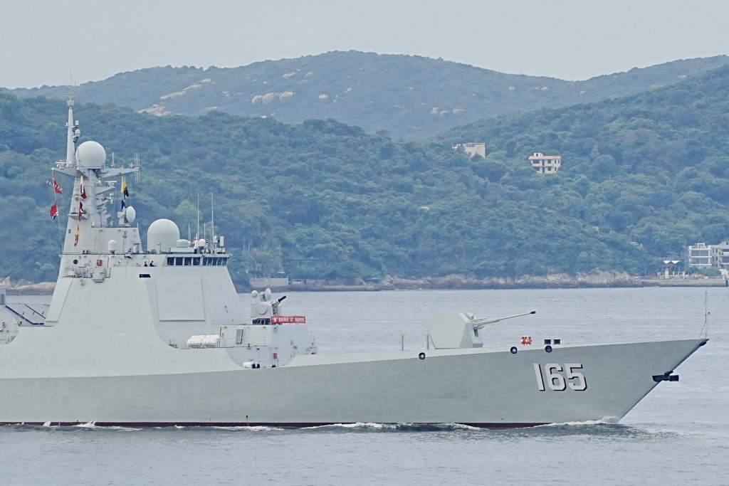 湛江艦，舷號165。山東艦航母編隊訪港 - 海怡廣場附近情況。