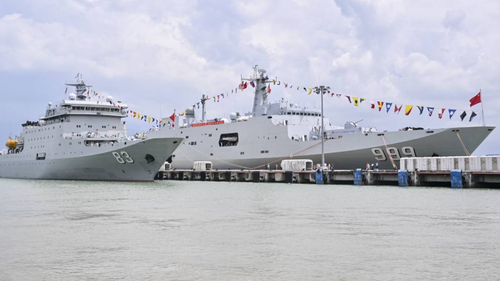 戚繼光艦(左)已抵達香港，10月1-2日開放參觀。新華社