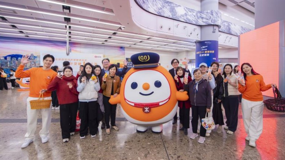 為慶祝高鐵(香港段)累計乘客人次突破一億大關,港鐵向在場乘客派發紀念品。港鐵圖片 為慶祝高鐵(香港段)累計乘客人次突破一億大關,港鐵向在場乘客派發紀念品。港鐵圖片