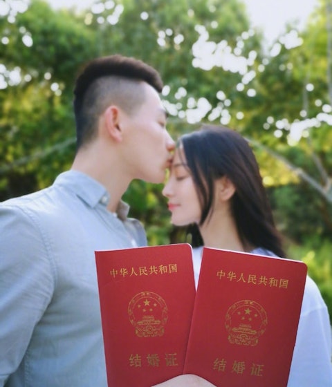 2018年張馨予在微博公開結婚證，宣布與軍官何捷結婚。