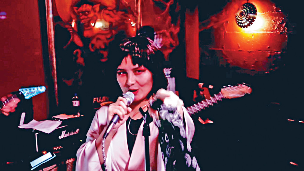 ■萬聖節夜開Show，超儀為應節都化咗個妖味妝上台。