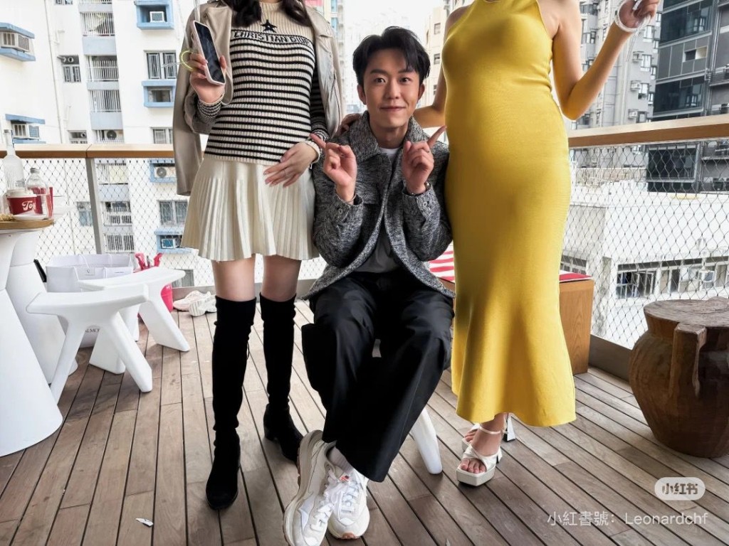 近日TVB娛樂新聞節目主持鄭衍峰在社交平台分享與兩位最美陀B媽媽合照。 近日TVB娛樂新聞節目主持鄭衍峰在社交平台分享與兩位最美陀B媽媽合照。