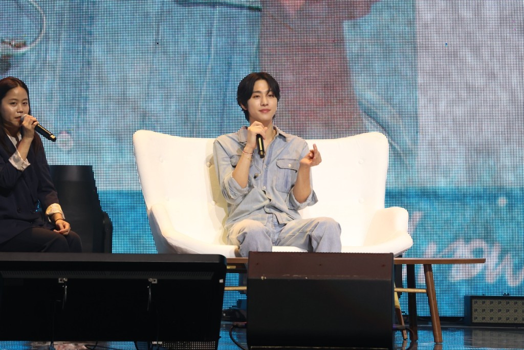 韩星安孝燮昨晚在九展举行《here and now》粉丝见面会。
