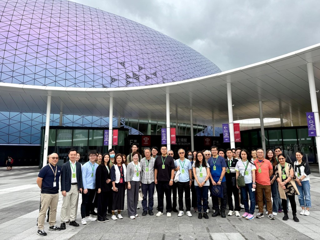 「環保建築大獎 2025」評審團、香港綠色建築議會及環保建築專業議會成員到訪啟德體育園，讚揚園方在大型活動營運中採取全方位的低碳策略及能源管理措施，展現具前瞻性的可持續發展營運模式。啟德體育園
