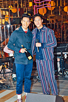 ■馮允謙開新碟發布會，哥哥馮重謙（左）送上香檳祝賀。