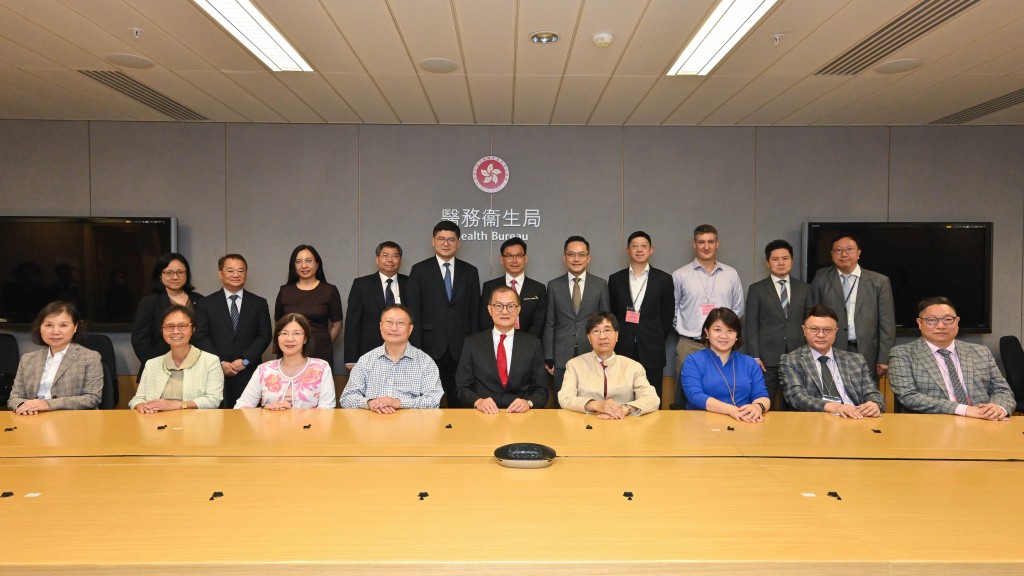 盧寵茂（前排中）、醫衞局副局長李夏茵（前排右三）、衞生署署長林文健（後排右五）、食物環境衞生署署長楊碧筠（後排左三）、漁農自然護理署署長梁肇輝（後排左四）、醫院管理局行政總裁高拔陞（後排左五）、其他成員和官員在會議前合照。