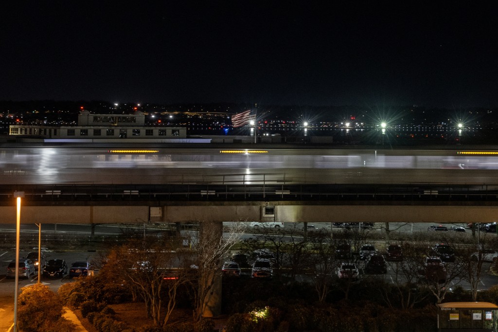 列根國際機場曾發生數宗客機險撞直升機事故。路透社