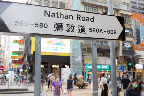 ■現時香港的交通標誌是基於英國《禾貝斯報告》的標準設計修改，然而兩地在圖案、顏色、標誌設計上有不少相異之處。