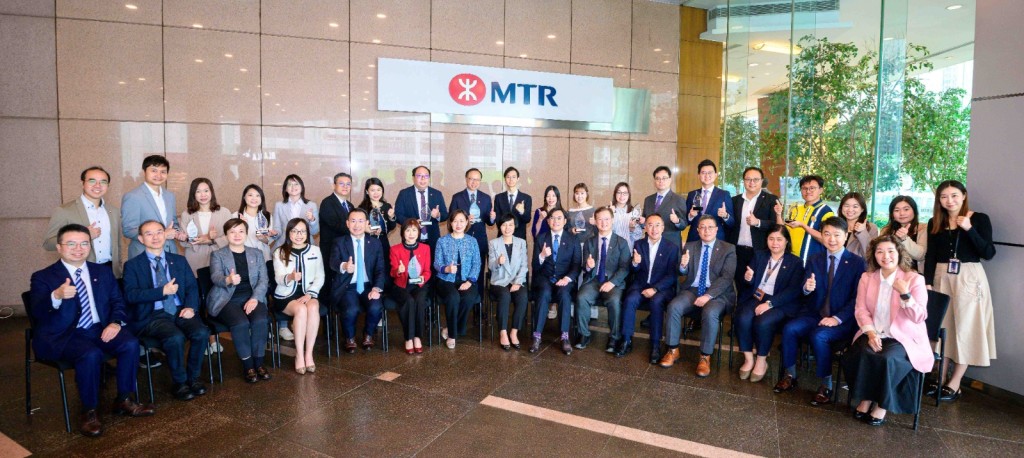 港鐵公司行政總裁楊美珍（前排中）及管理層祝賀得獎代表，鼓勵同事持續提升顧客服務。