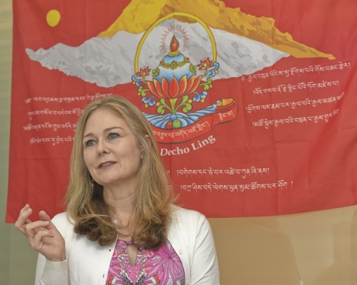 港大語言學系助理教授Cathryn Donohue認為，語言代表一種社會身分及文化，故須好好保育。