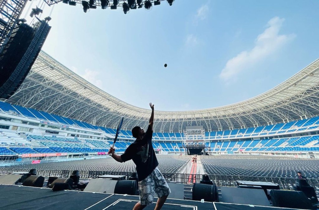 周杰伦较早前分享抵达今站演唱会场地天津体育中心照片。