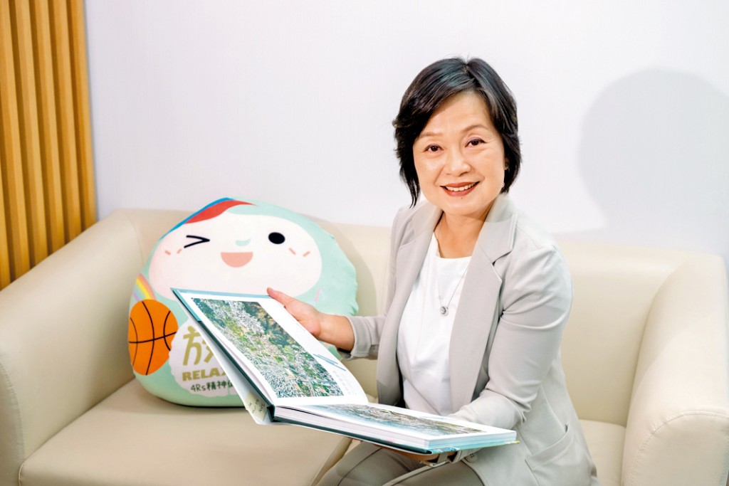 蔡若蓮指文憑試絕對有基礎與條件國際化，現時處於政策研究階段。