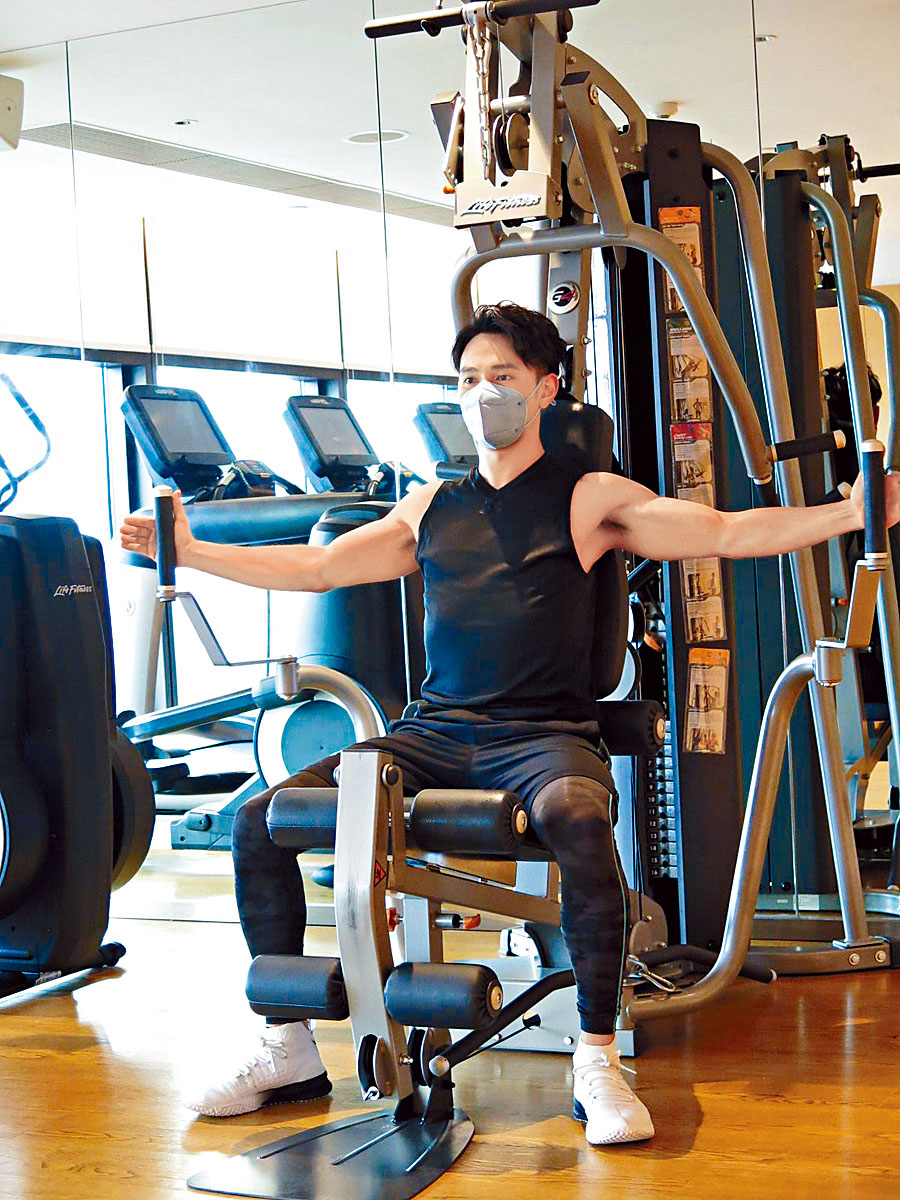 王梓軒稱發達的二頭肌谷爆不少裇衫。