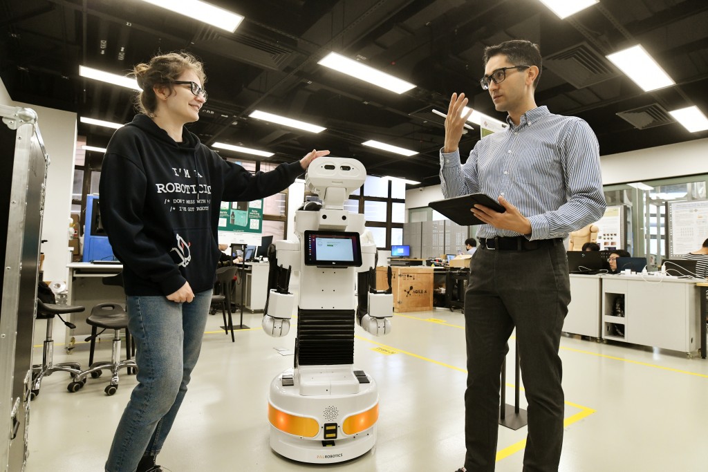 對於人工智能,他認為其核心優勢在於整合資訊,並大幅減輕日常分析工作。資料圖片 對於人工智能,他認為其核心優勢在於整合資訊,並大幅減輕日常分析工作。資料圖片