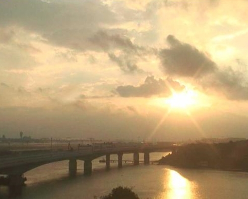 今有驟雨最高32度。天文台圖片