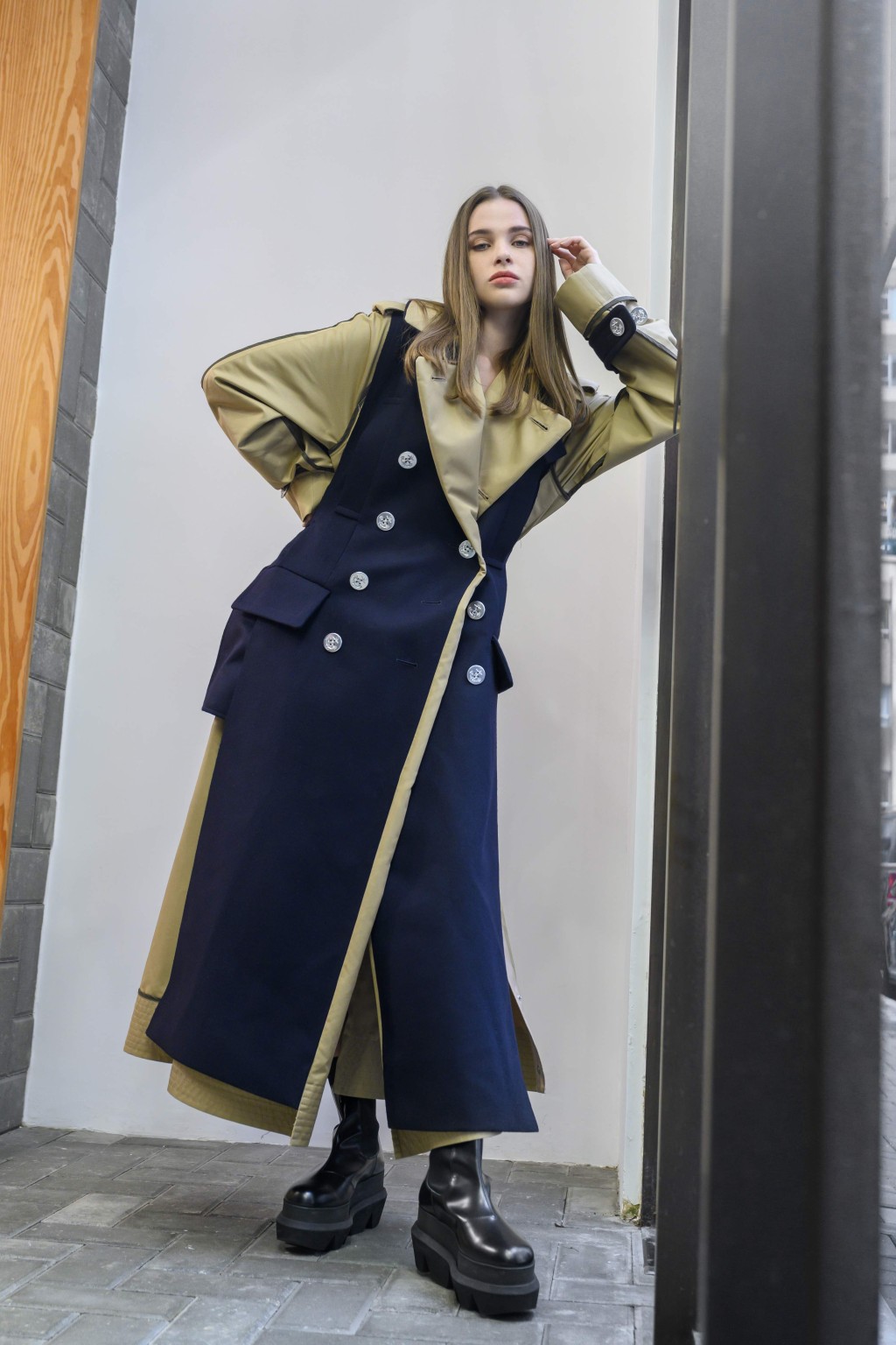 拼色拼料孖襟长身大衣/$16,200、黑色厚底靴/$8,000。