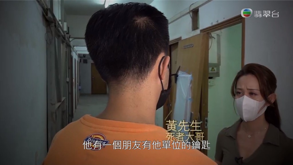 但救護人員非到其弟所住的362室敲門,而是到326室敲門,黃先生指該單位事後沒有人應門,救護人員便離去。
