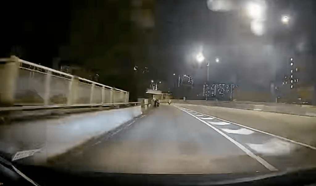 涉事車輛駛過彎位後,前方突然出現3名行人。Threads@Fishwith.kyu 涉事車輛駛過彎位後,前方突然出現3名行人。Threads@Fishwith.kyu