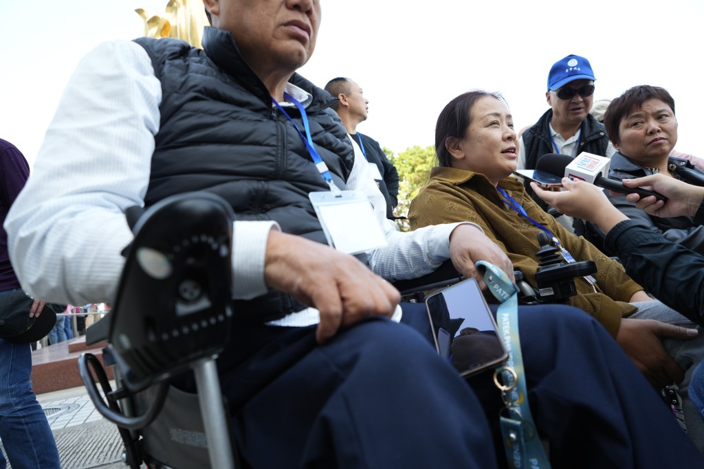 雷小姐称赞港人既热情，对残疾人士也关怀备至。刘骏轩摄