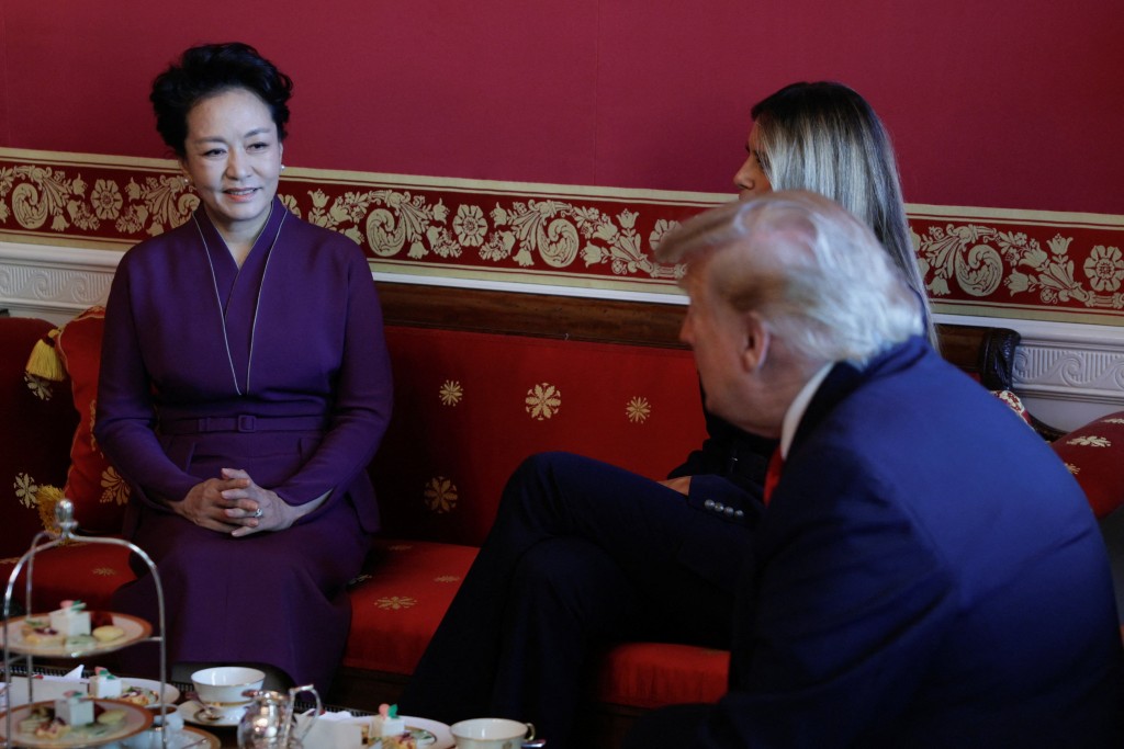 據路透社等外媒報道，國家主席夫人彭麗媛在隨同出訪期間，於公開場合與美國第一夫人梅拉尼婭以流利英語親切交談，全程無須翻譯。路透社