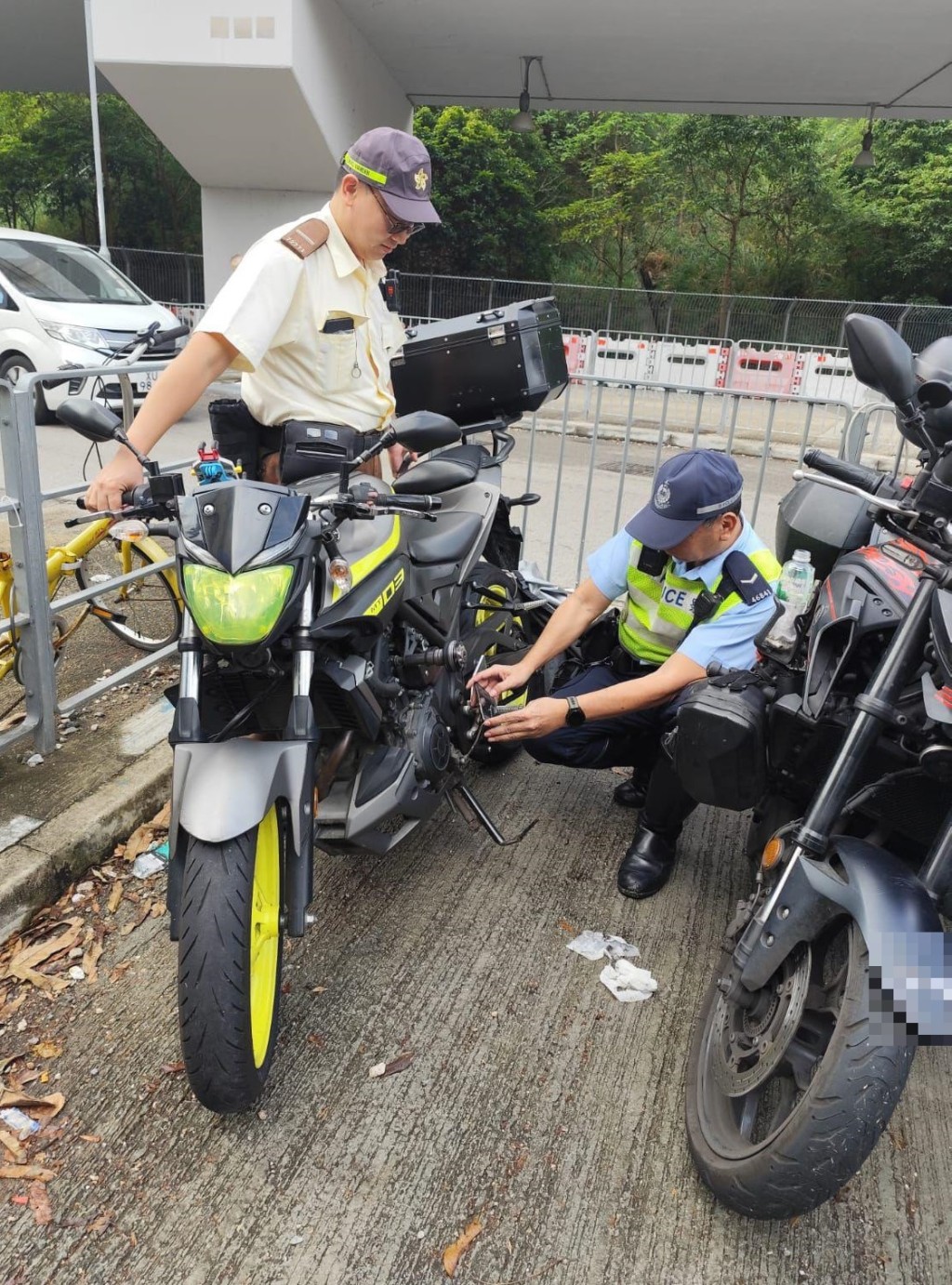 警方昨日在沙田區內進行交通日，主力打擊於區內車輛造成交通阻塞行為、行人不依交通燈號橫過馬路及單車違例事項等。警方提供