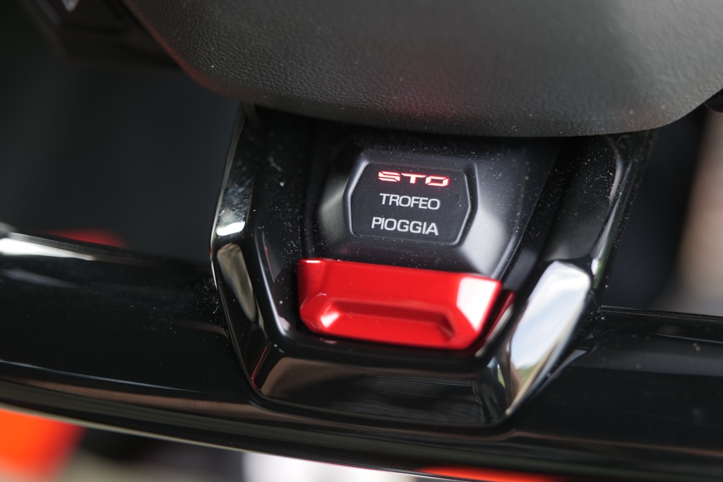 ●駕駛模式有STO(Sport)、Trofeo(Race)及Pioggia(Wet)三個選項。
