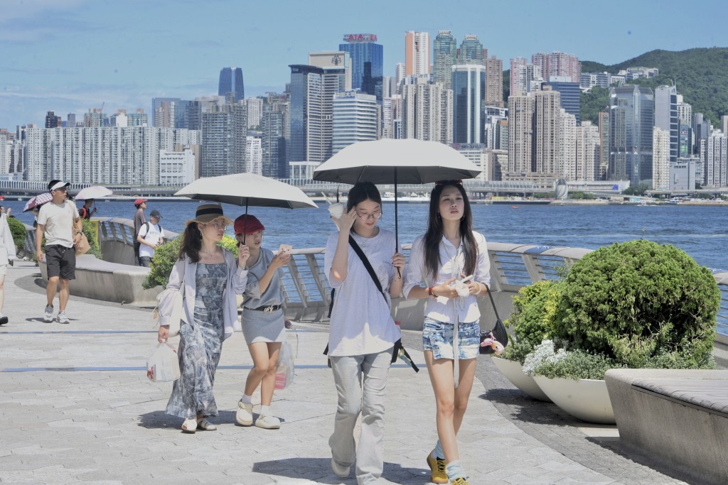 熱帶氣旋巴威將於明日橫過台灣以東海域,隨後掠過台灣以北,移向浙江南部至福建北部一帶,會為廣東一帶來大致天晴及極端酷熱的天氣 熱帶氣旋巴威將於明日橫過台灣以東海域,隨後掠過台灣以北,移向浙江南部至福建北部一帶,會為廣東一帶來大致天晴及極端酷熱的天氣