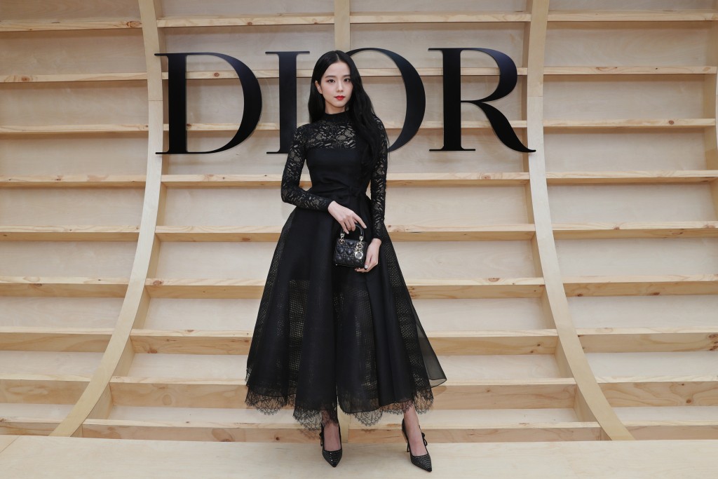 Dior品牌大使BLACKPINK Jisoo以黑色喱士裙,完美融合仙氣與型魅。