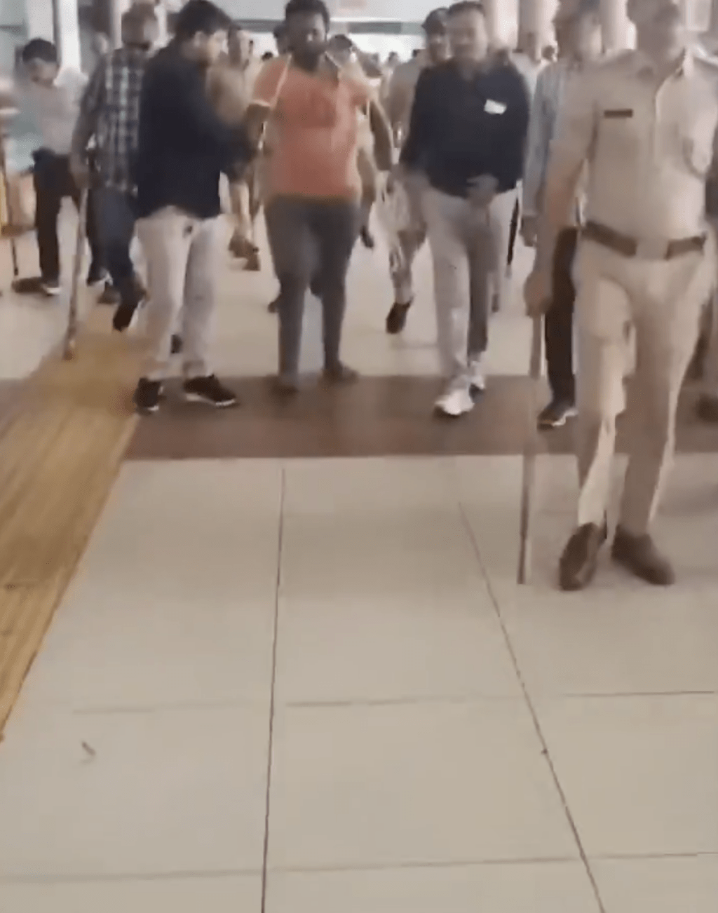 其後警方把他帶到法院,但未有申請延長羈押盤問,法庭下令將其還押司法機關看管。 其後警方把他帶到法院,但未有申請延長羈押盤問,法庭下令將其還押司法機關看管。