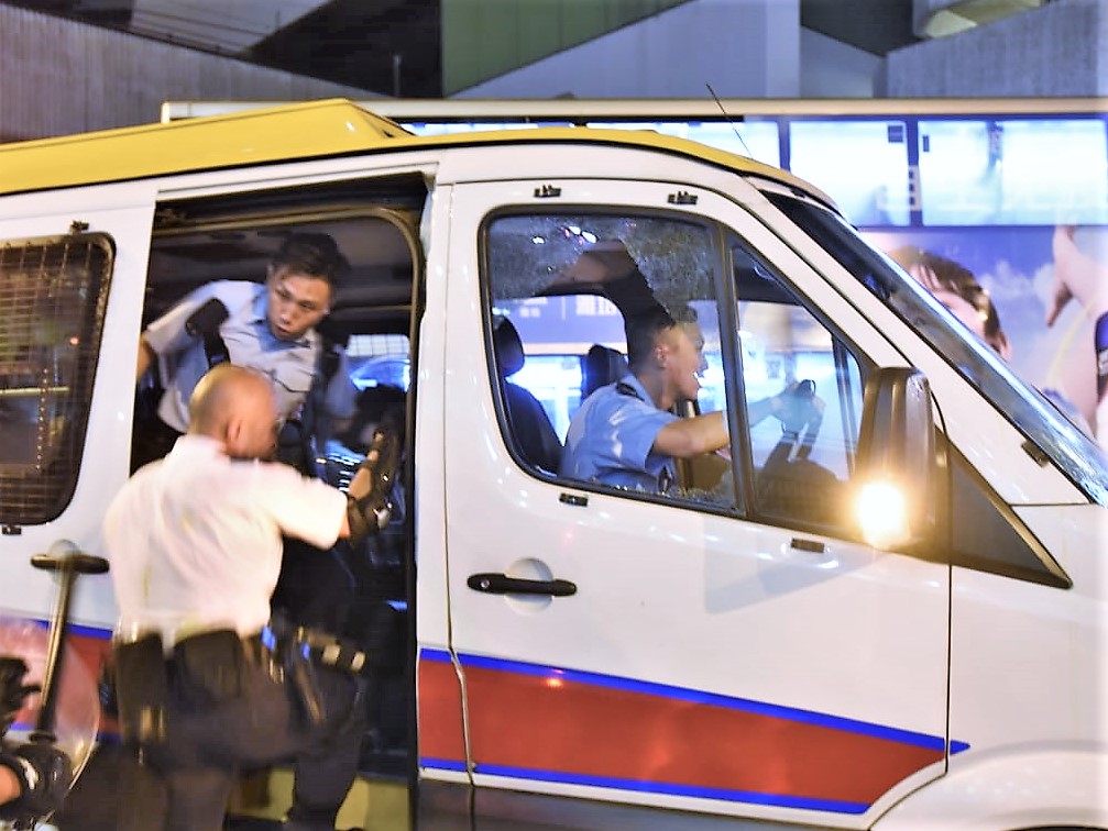 警車玻璃破裂。