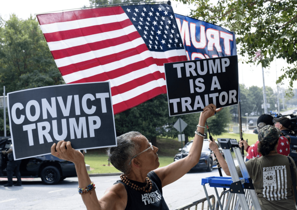 监狱附近聚集了特朗普的支持者和反对者。美联社